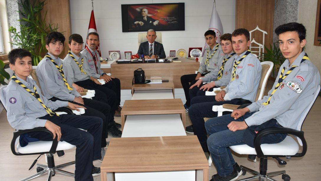 Kastamonu Taş Mektep Dedem Korkut Ergin İzci Ünitesi İl Milli Eğitim Müdürümüz Sayın Cengiz BAHÇACIOĞLU'nu Makamında ziyaret etti.