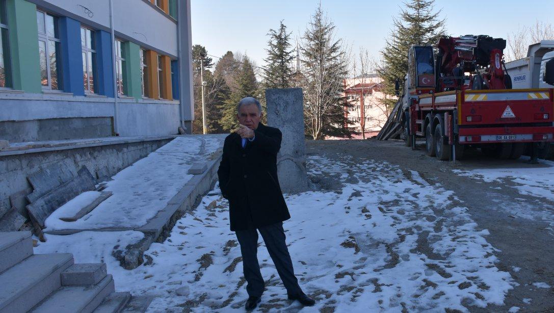 İl Milli Eğitim Müdürü Cengiz BAHÇACIOĞLU Yapımı Devam Eden Şehit Şerife Bacı Ortaokulunu Yerinde İnceledi.