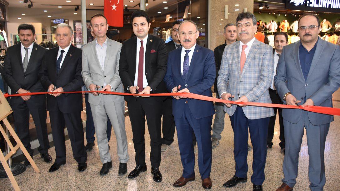 İl Milli Eğitim Müdürümüz Sayın Cengiz BAHÇACIOĞLU ''Kadın'' Konulu Resim Sergisine Katıldı