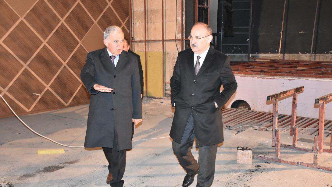 Valimiz Sayın Yaşar KARADENİZ bakım çalışması devam eden Halk Eğitim Merkezi Konferans salonunda incelemelerde bulundu.