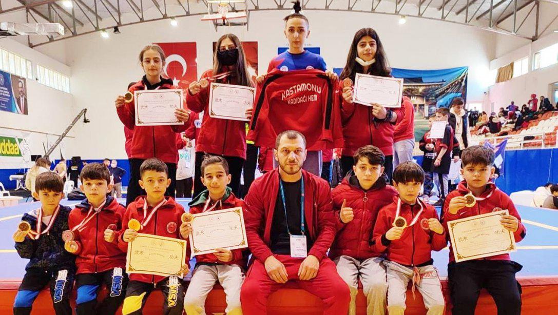 Türkiye Wushu Kung FU Şampiyonası'nda Minik - Yıldızlar Kategorilerinde Mücadele Eden Kadıdağı Halk Eğitimi Merkezi Sporcularından 6 Altın, 8 Bronz Madalya.