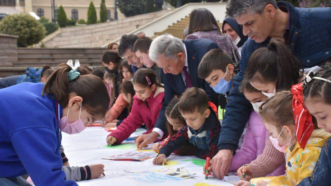 23 Nisan Ulusal Egemenlik ve Çocuk Bayramı Kutlamaları Kapsamında Yıldırım Beyazıt İlkokulu ve Behçet Necatigil Borsa İstanbul İlkokulu Koordinesinde Çocuk Resimleri Şenliği Düzenlendi