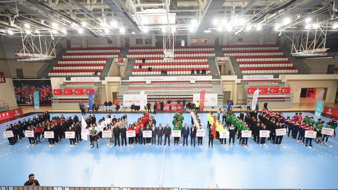 29 Mart - 2 Nisan Tarihlerinde Kastamonu Ev Sahipliğinde Gerçekleştirilecek Olan Okul Spor Faaliyetleri Hentbol Gençler A Türkiye Birinciliği Müsabakaları Açılış Seremonisi Valimiz Sayın Avni ÇAKIR'ın Teşrifleriyle Yapıldı.  