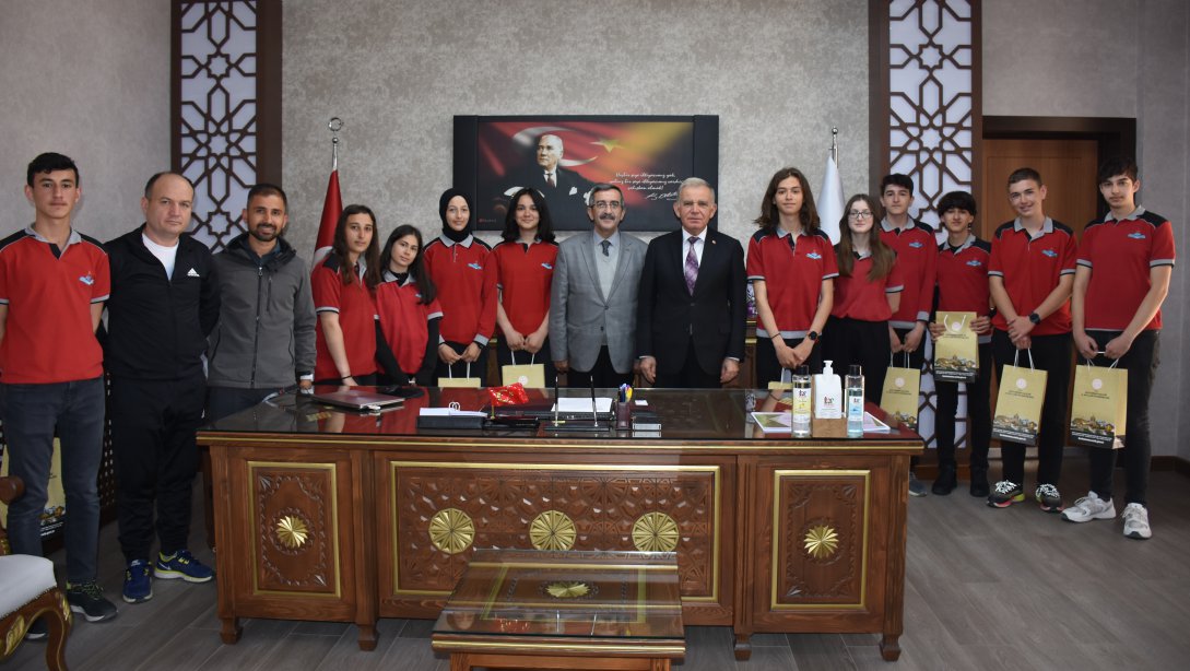 15 Temmuz Şehitler Anadolu Lisesi Türkiye Şampiyonu Öğrencilerimiz, İl Müdürümüzü Ziyaret etti