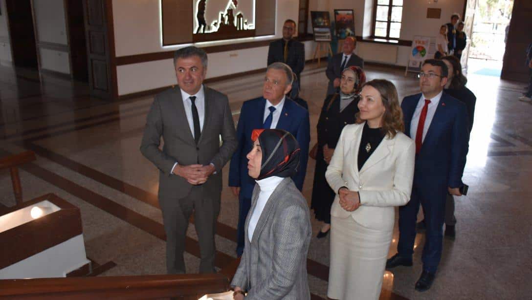 Sayın Bakanımız Mahmut Özer'in  Eşi Sayın Nebahat Özer ile Sayın Valimizin Eşi Sayın Bahar Çakır, Abdurrahmanpaşa Lisemizi Ziyaret  Etti