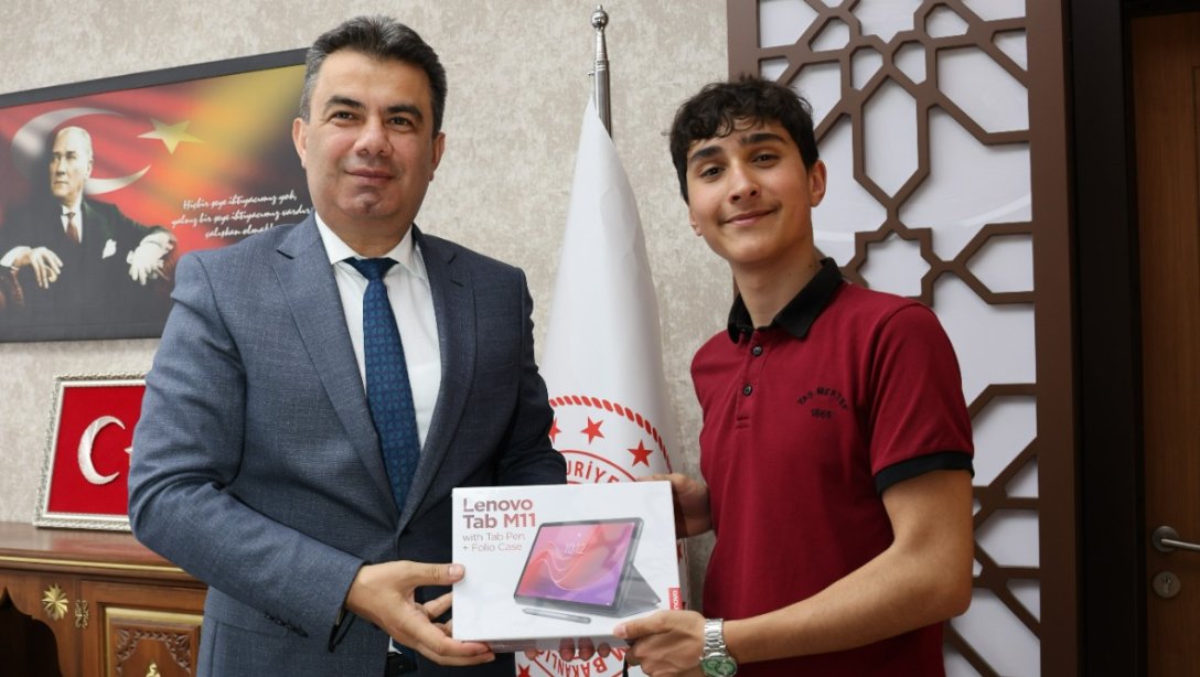 Sıfır Atık Yarışmasında Türkiye Üçüncüsü Olan Öğrencimizden İl Millî Eğitim Müdürümüz Sayın Hasan Gümüş'e Ziyaret 