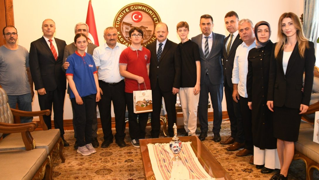 LGS'de Türkiye Birincisi Olan Öğrencilerimiz Valimiz Sayın Meftun DALLI'yı Ziyaret Etti