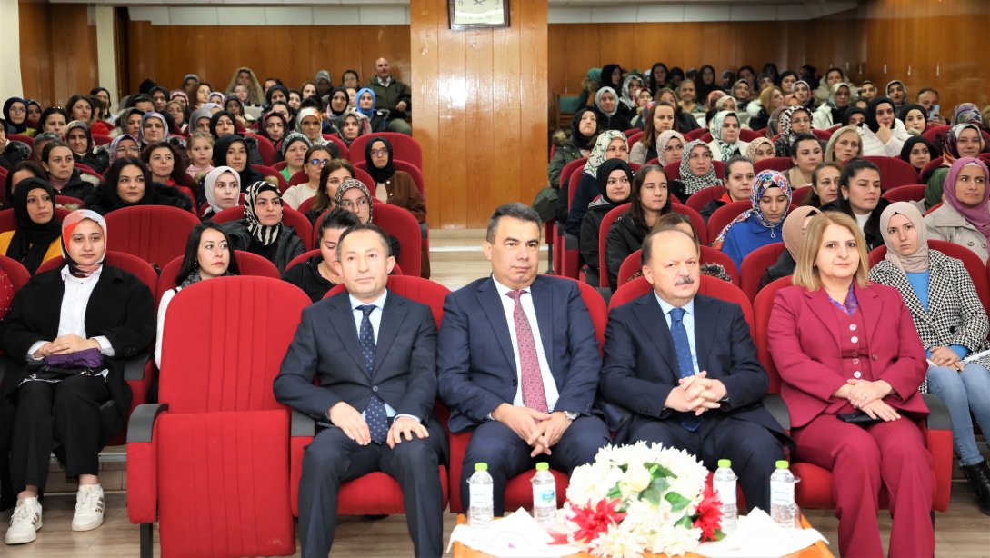 Aile Akademisi Eğitim Programı Valimiz Sayın Meftun Dallı'nın Katılımıyla Devam Ediyor