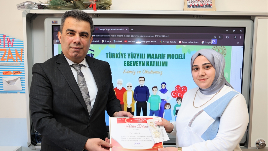 Türkiye Yüzyılı Maarif Modeli Ebeveyn Okulu Sertifika Töreni Gerçekleştirildi