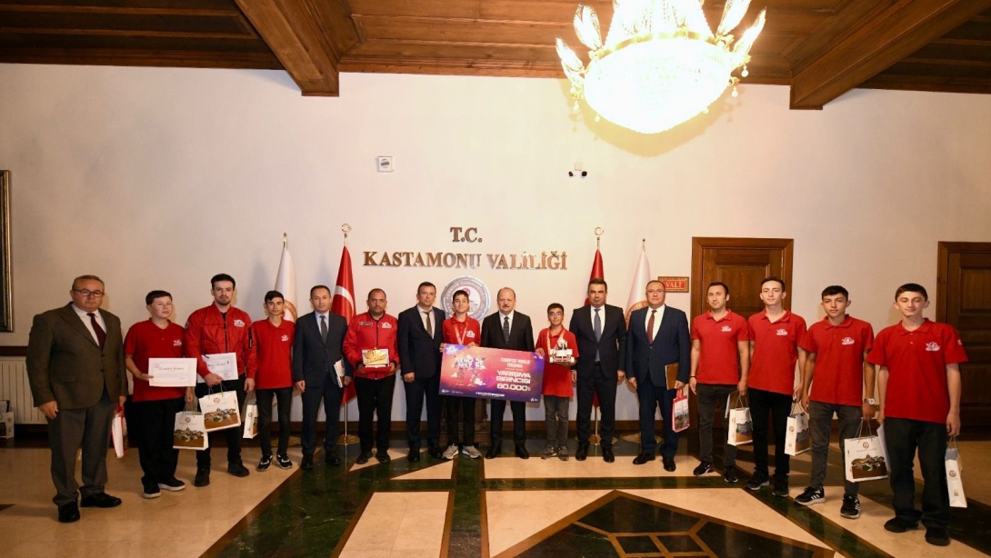 Valimiz Sayın Meftun Dallı TEKNOFEST 2025 Finallerinde Dereceye Giren Öğrencilerimizi Makamında Kabul Etti